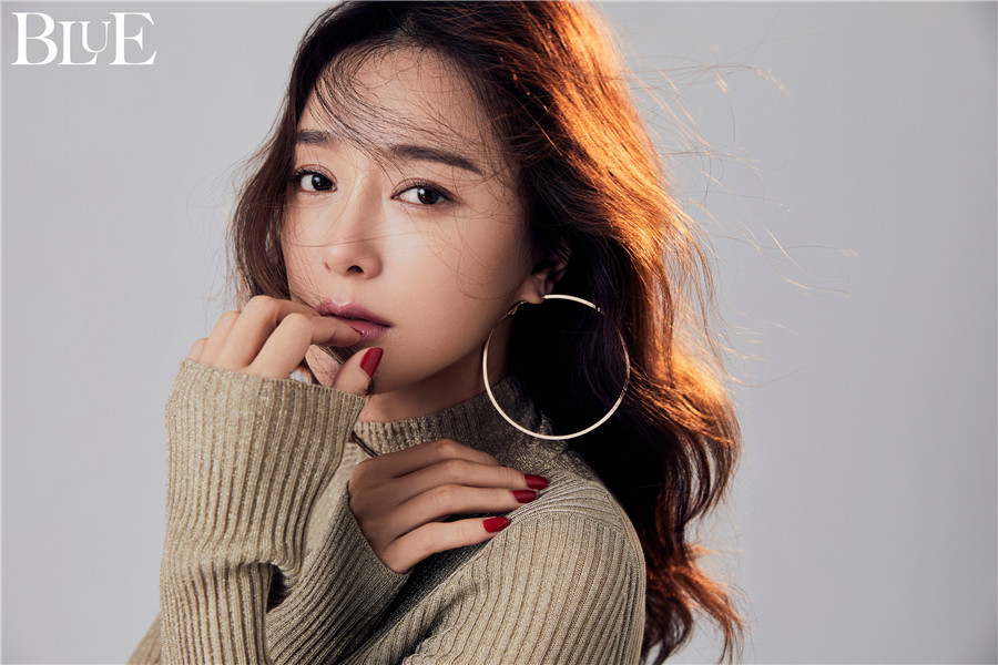 Очаровательная актриса Цинь Лань снялась в новой фотосессии