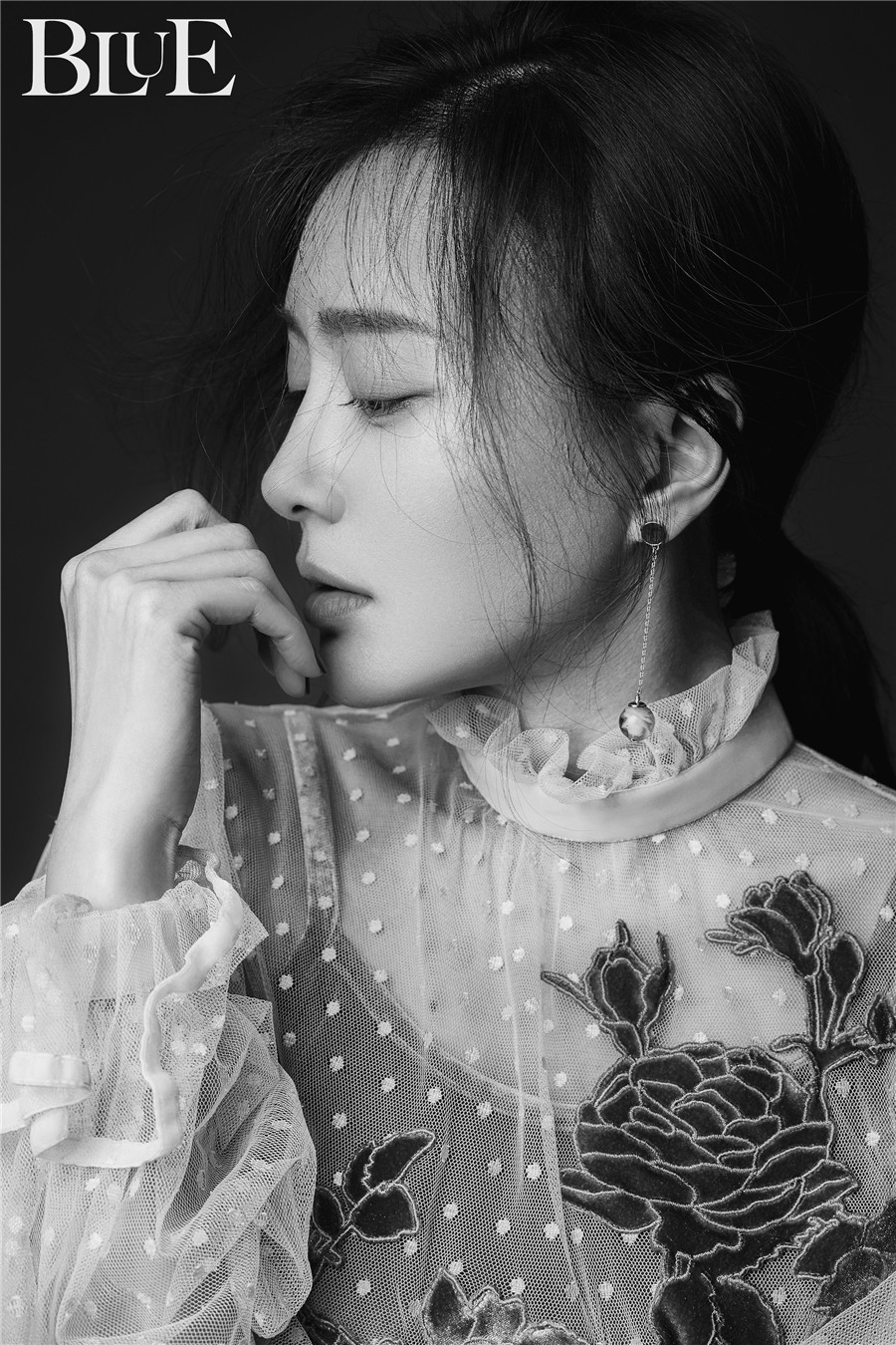 Очаровательная актриса Цинь Лань снялась в новой фотосессии