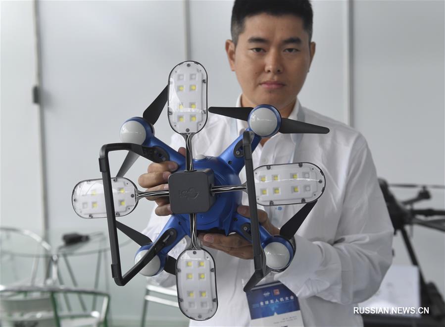 Глобальная конференция по беспилотным летательным аппаратам - 2018 открылась в понедельник в Чэнду - административном центре провинции Сычуань на юго-западе Китая. 