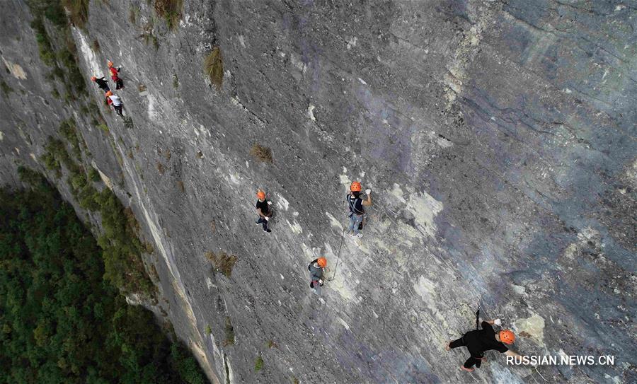 В горах Цзигунлин в уезде Цзяньши Эньши-Туцзя-Мяоского автономного округа провинции Хубэй /Центральный Китай/ расположена современная база скалолазного спорта. Здесь есть три маршрута на 650 м, 850 м и 900 м. 