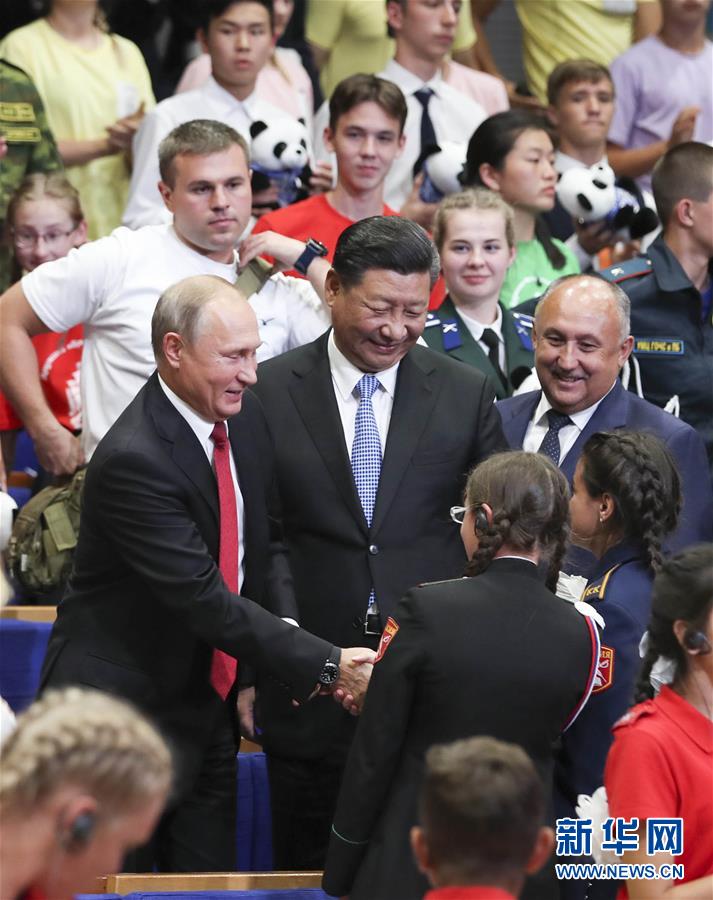 Председатель КНР Си Цзиньпин и Президент РФ В. Путин совместно посетили всероссийский детский центр «Океан»