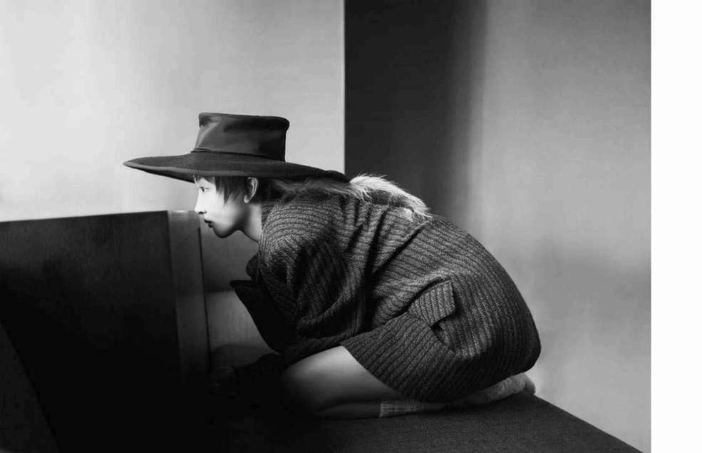 Милая актриса Чжоу Дунъюй попала на обложку модного журнала