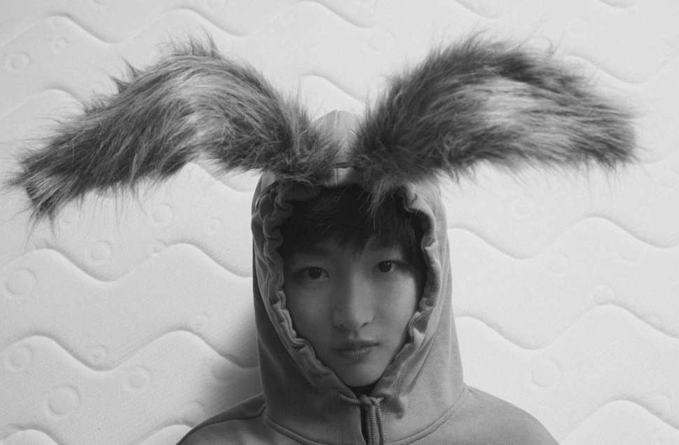 Милая актриса Чжоу Дунъюй попала на обложку модного журнала