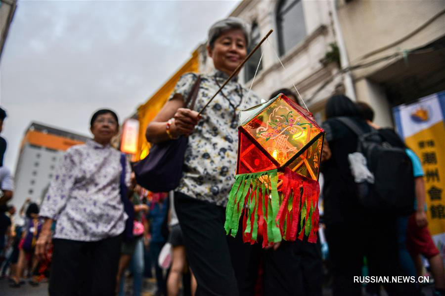Этнические китайцы в Малайзии отмечают праздник Середины осени