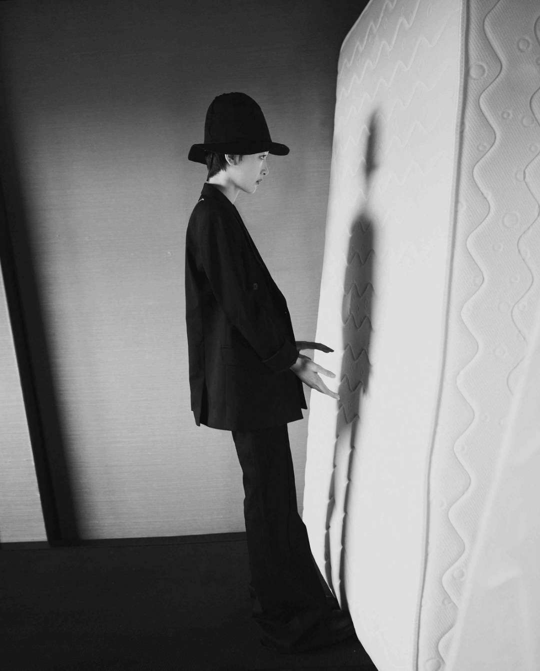 Милая актриса Чжоу Дунъюй попала на обложку модного журнала