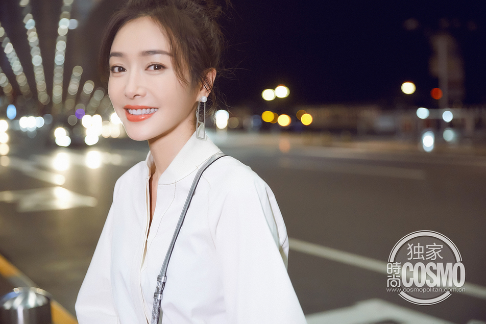 Фото в аэропорту: Изящная актриса Цинь Лань отправляется на Неделю моды в Милане