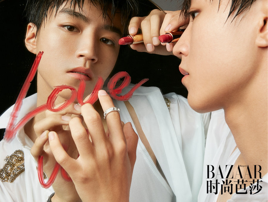 Популярный актер и певец Ван Цзюнькай попал на обложку модного журнала