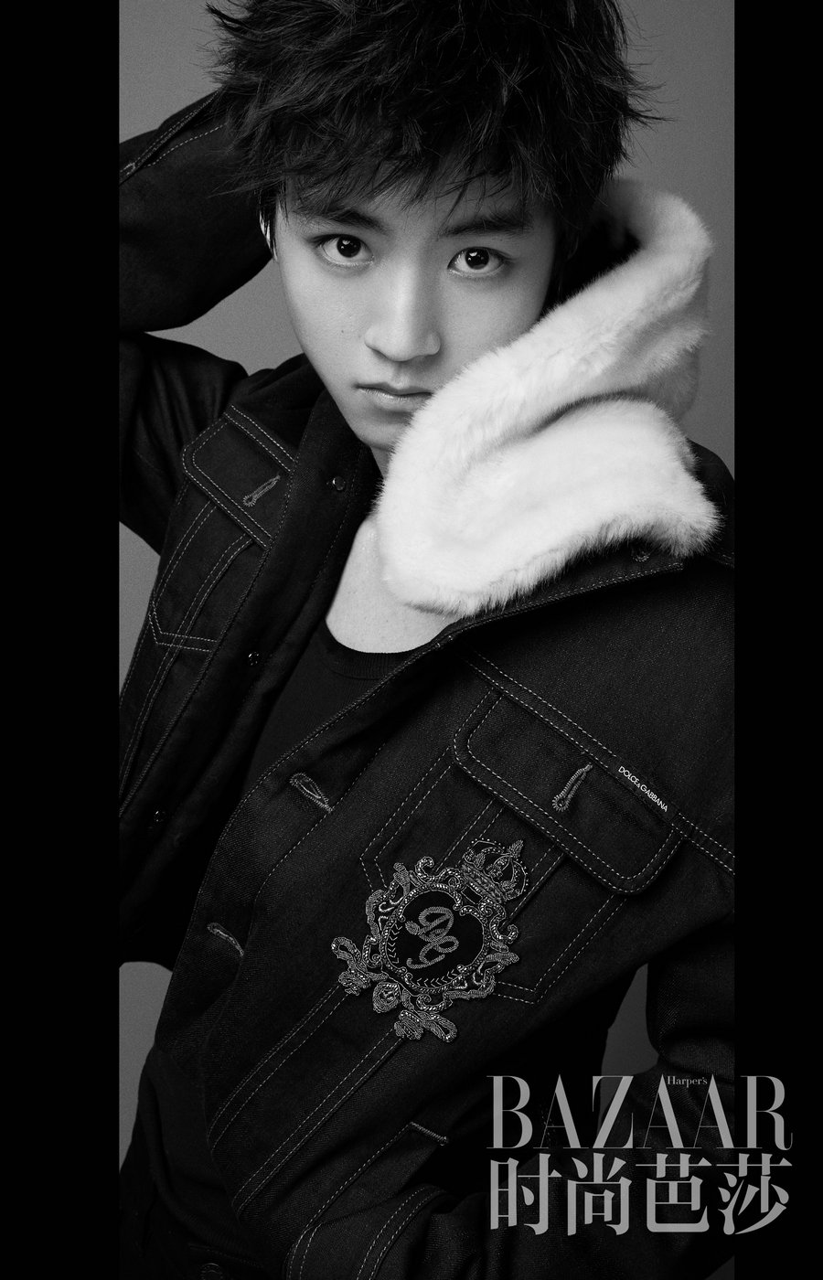Популярный актер и певец Ван Цзюнькай попал на обложку модного журнала