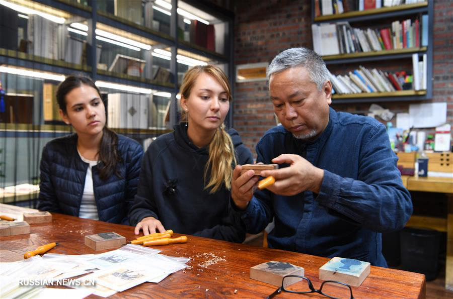 Студенты из России учатся традиционному китайскому искусству в Ланьчжоу