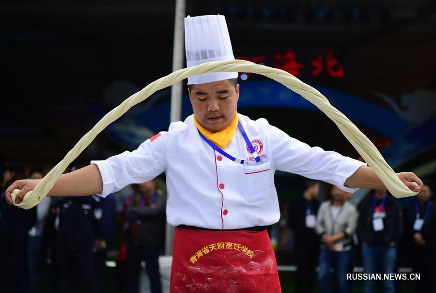 На фото -- шеф-повара демонстрируют искусство приготовления лапши на кулинарных соревнованиях в районе Лэду городского округа Хайдун /провинция Цинхай, Северо-Западный Китай/. 