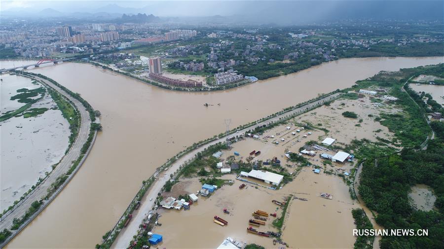 В серьезно пострадавшем из-за супертайфуна "Мангхут" городском округе Янцзян /провинция Гуандун, Южный Китай/ активно проводятся мероприятия по помощи пострадавшим. 