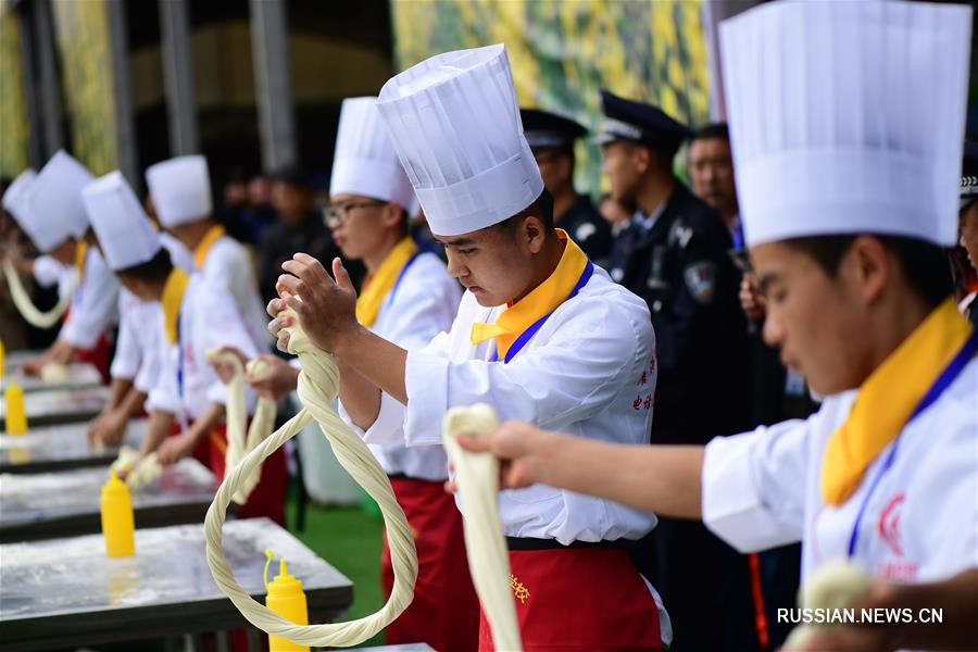 На фото -- шеф-повара демонстрируют искусство приготовления лапши на кулинарных соревнованиях в районе Лэду городского округа Хайдун /провинция Цинхай, Северо-Западный Китай/. 