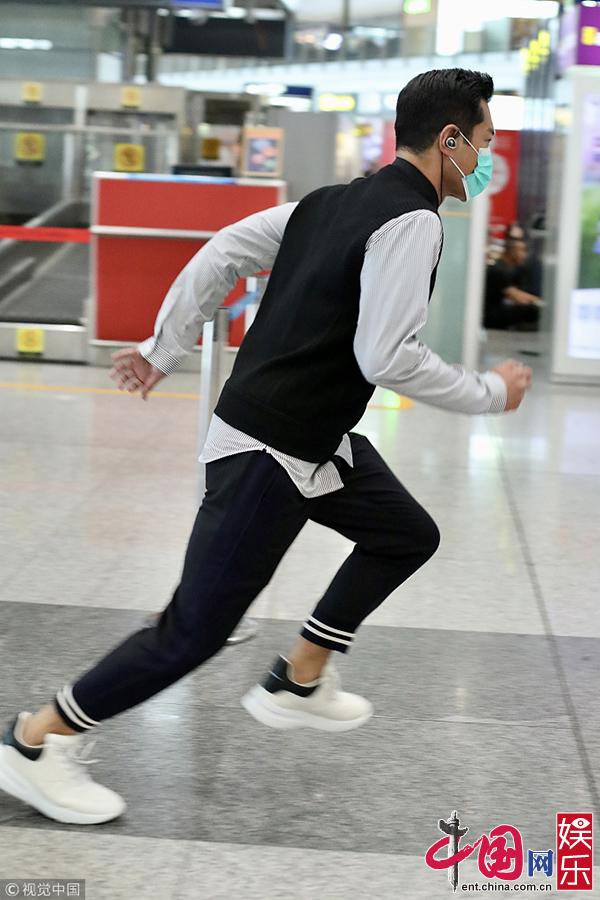 Фото: Актер Гу Тяньлэ в аэропорту 