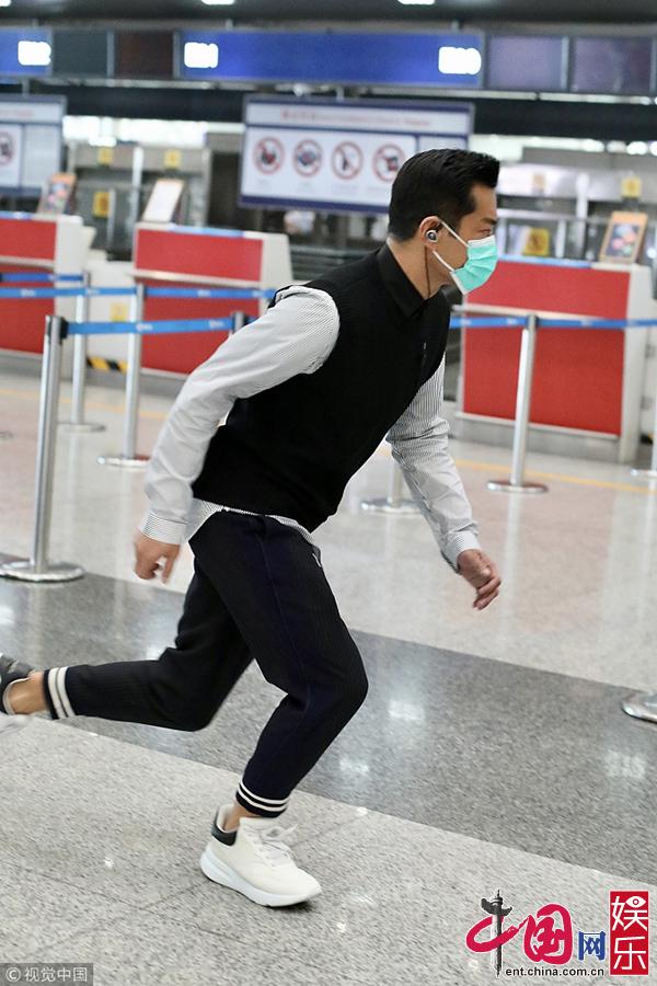 Фото: Актер Гу Тяньлэ в аэропорту 