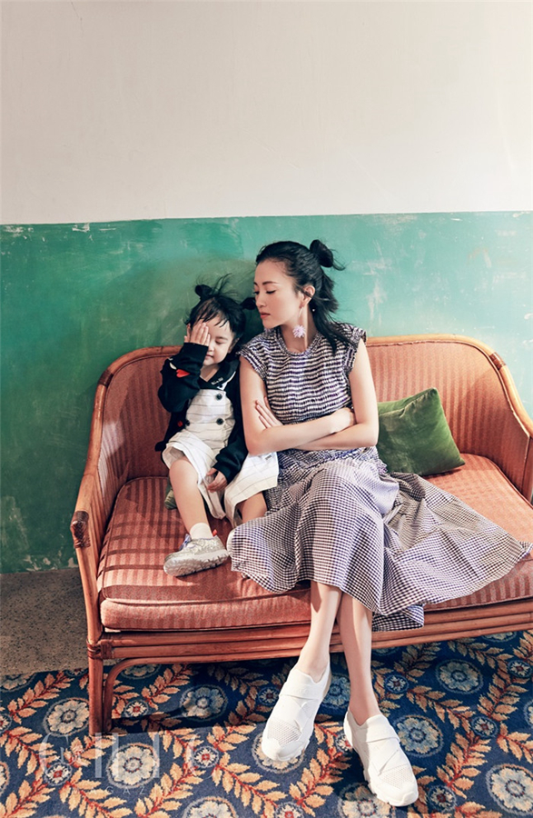 Красавица Бао Вэньцзин со своей дочкой позирует для модного журнала
