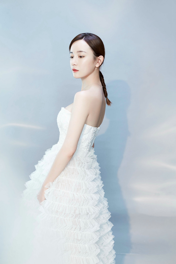 Изящная актриса Чжан Мэн в белом платье