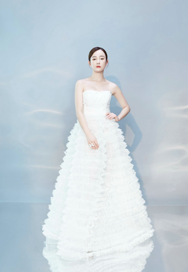 Изящная актриса Чжан Мэн в белом платье