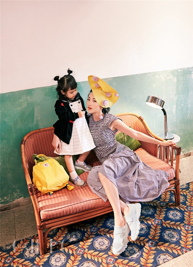 Красавица Бао Вэньцзин со своей дочкой позирует для модного журнала