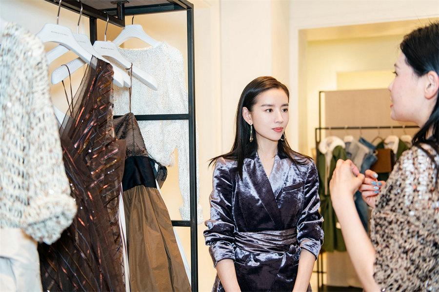  Изящная актриса Дун Цзе на Неделе моды в Милане