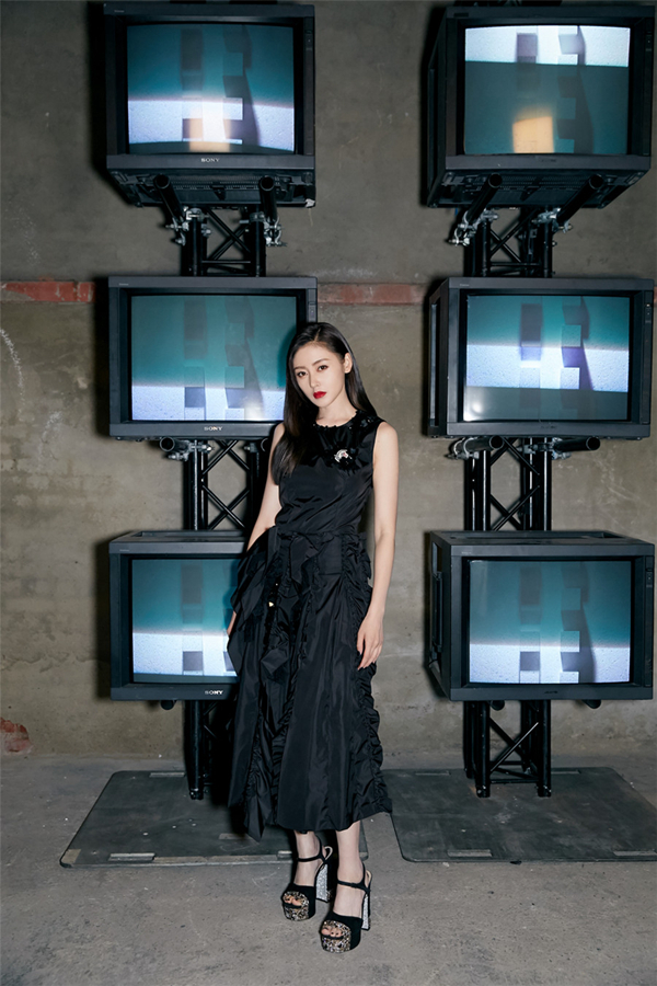 Популярная артиста Чжан Тяньай на Неделе моды в Милане