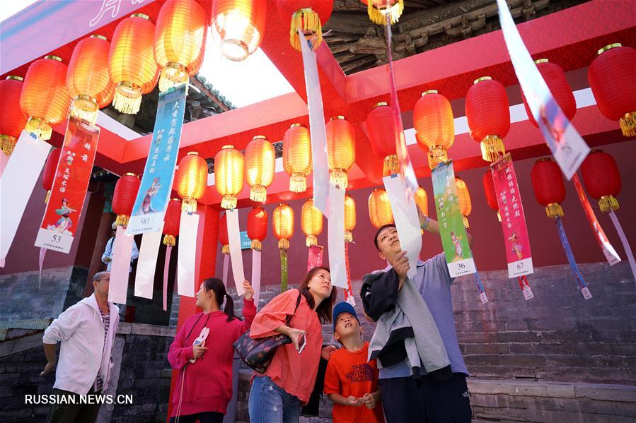 В Китае сегодня отмечают Праздник середины осени. В дни праздничных каникул в Пекинском музее народного искусства проходит серия мероприятий, которые знакомят жителей и гостей китайской столицы со всем многообразием обычаев, связанных с этим традиционным праздником. 
