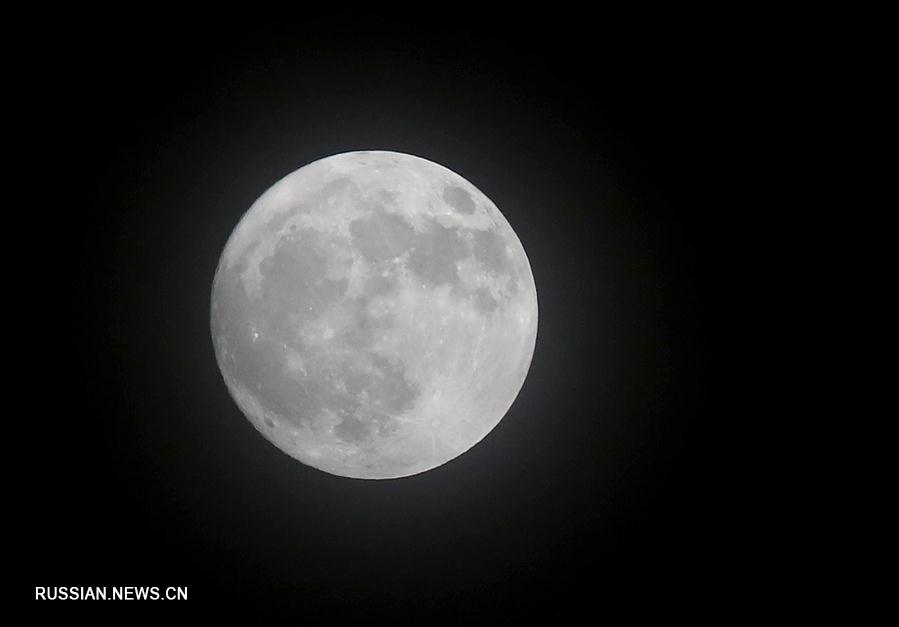 Полная луна на ясном небе и разнообразные народные обычаи -- это все приметы традиционного Прадника середины осени, который в этом году отмечается 24 сентября.