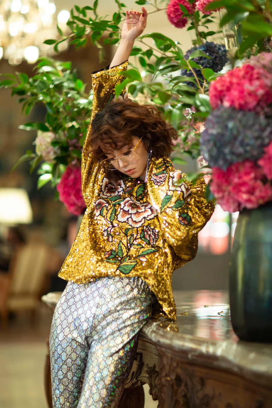 Неделя моды в Париже – модная певица Цай Илинь в стиле ретро