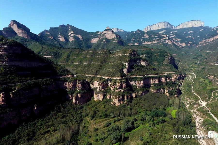 На фото -- пейзажи гор Тайхан в уезде Личэн /провинция Шаньси, Северный Китай/. 