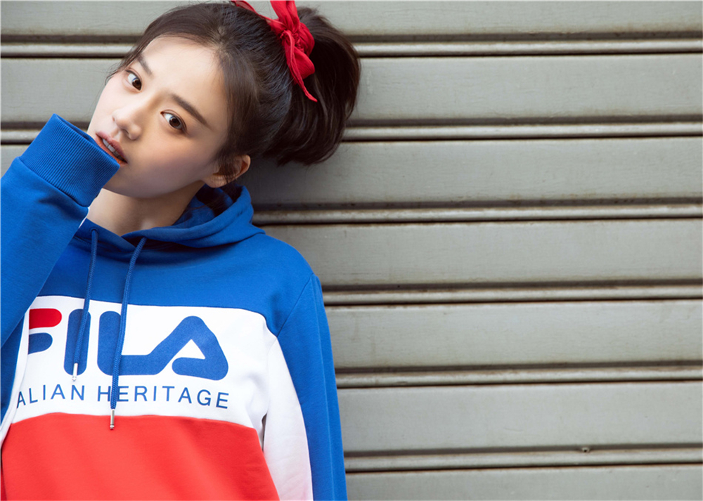 Энергичная актриса Ма Сычунь для Недели моды в Милане выбрала спортивный костюм