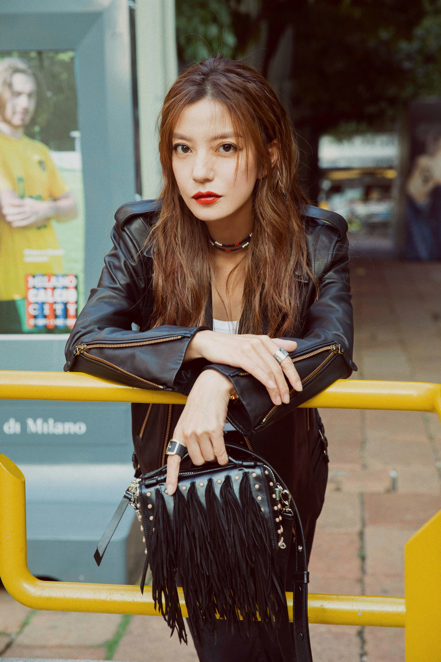 Актриса и певица Чжао Вэй на улицах Милана