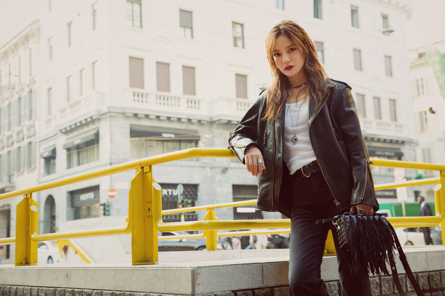 Актриса и певица Чжао Вэй на улицах Милана