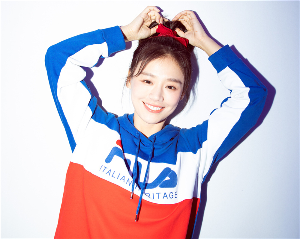 Энергичная актриса Ма Сычунь для Недели моды в Милане выбрала спортивный костюм