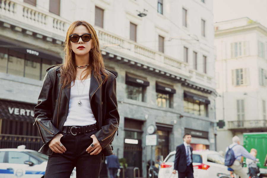 Актриса и певица Чжао Вэй на улицах Милана