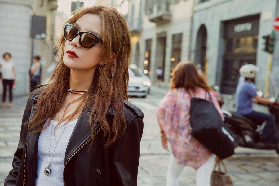 Актриса и певица Чжао Вэй на улицах Милана