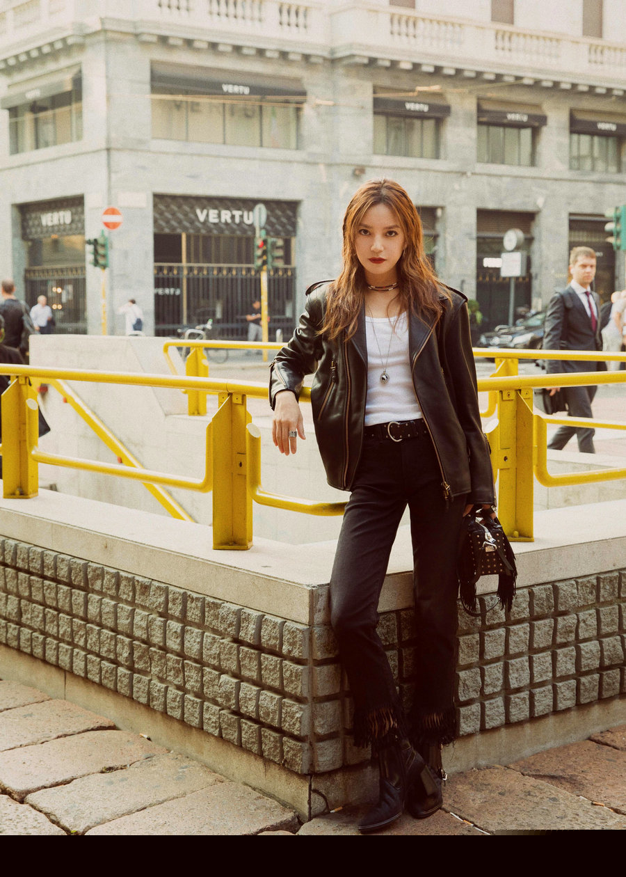 Актриса и певица Чжао Вэй на улицах Милана