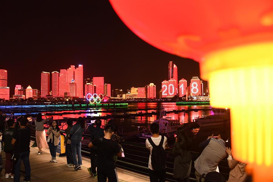 Красный цвет создал торжественную праздничную атмосферу во время приуроченного в честь Дня образования КНР светового шоу "Я люблю тебя, Китай", которое состоялось на набережной приморского города Циндао провинции Шаньдун /Восточный Китай/. 