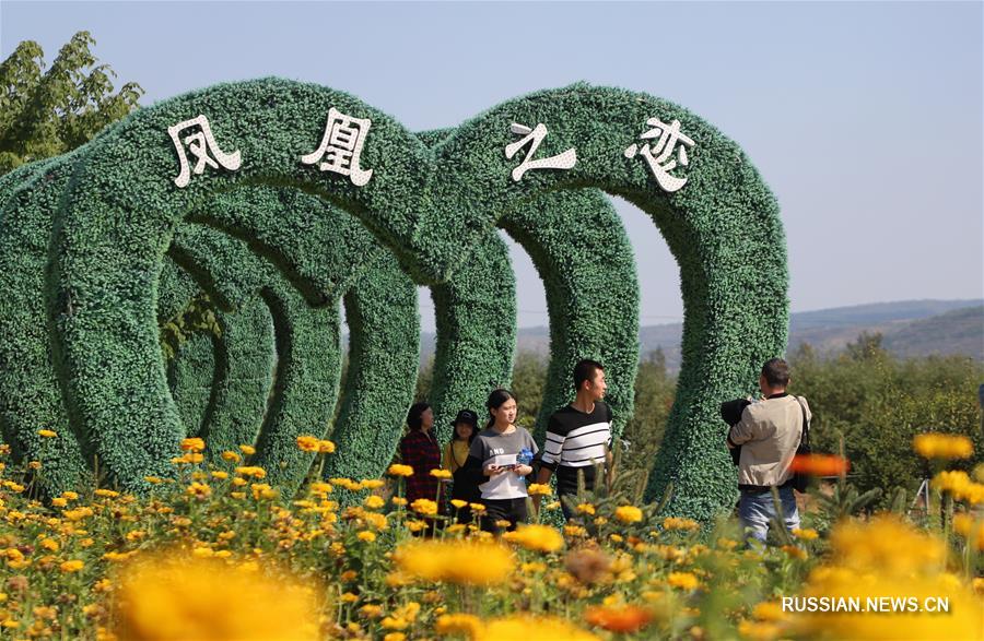 На праздничную неделю в честь Дня образования КНР в Китае как раз установилась золотая осень, и повсюду люди совершают прогулки, чтобы насладиться прекрасными осенними пейзажами.