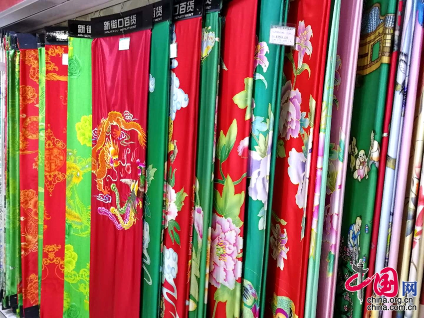 Разноцветные шелковые ткани для изготовления одеял