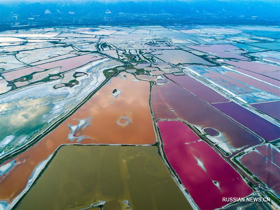Пейзажи соляных озер в городском округе Юньчэн провинции Шаньси