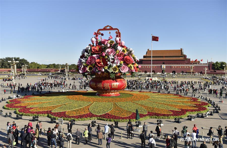 Огромные цветочные конструкции на площади Тяньаньмэнь в Пекине