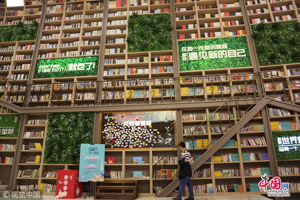 10-метровая книжная полка в Чунцине