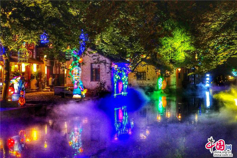  Ночная красота поселка на воде Чжоучжуан в период наникул по случаю Национального праздника