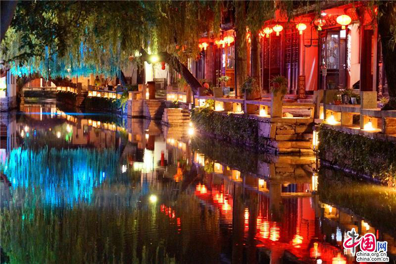  Ночная красота поселка на воде Чжоучжуан в период наникул по случаю Национального праздника