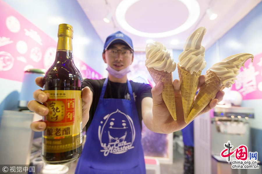 На днях мороженное с выдержанным уксусом появилось в продаже в киоске прохладительных напитков на тайюаньской улице закусок.