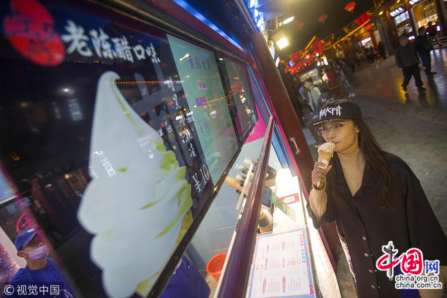 На днях мороженное с выдержанным уксусом появилось в продаже в киоске прохладительных напитков на тайюаньской улице закусок.