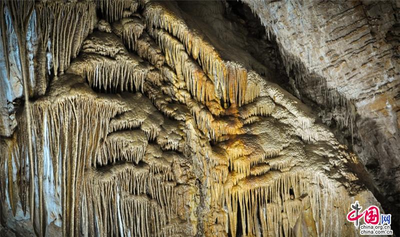 Красивые сталактиты с историей 1,4 млрд. лет