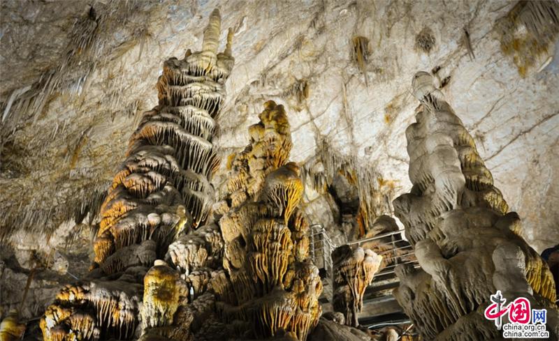 Красивые сталактиты с историей 1,4 млрд. лет