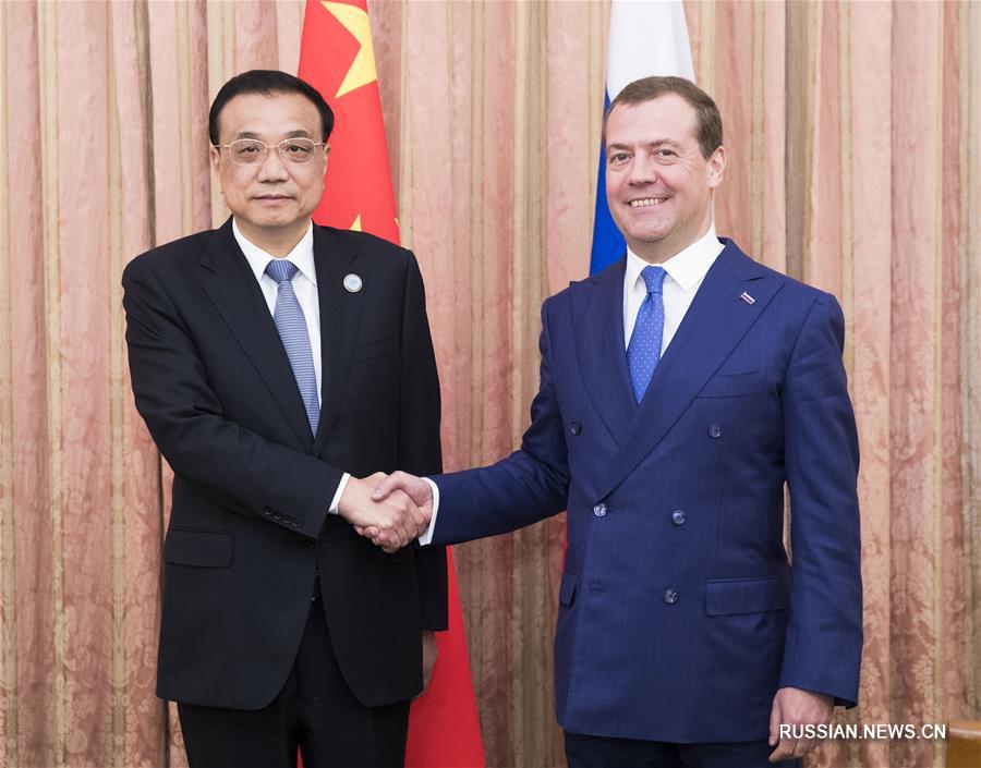Ли Кэцян в Душанбе встретился с премьер-министром РФ Д.Медведевым