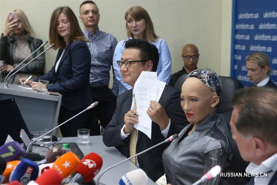 Китайский робот София отправился в Киев