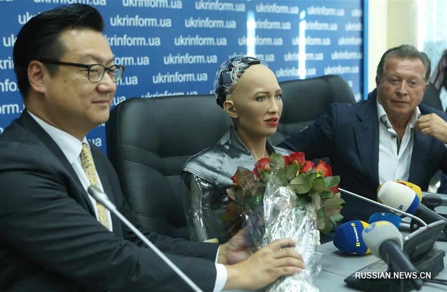 Китайский робот София отправился в Киев